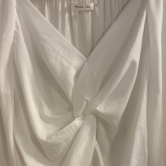 Mustard Seed White Knot-Front Balloon Sleeve Top - Picture 3 of 6